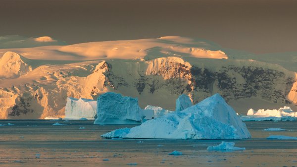 IcebergsAntarctica ROW4652714526 UHD