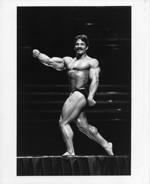 Mr-Olympia-Contest-Mike-Mentzer-Original-Vintage-8X10 5