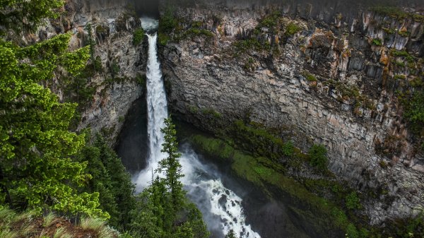 HelmckenWaterfall ROW6809694666 UHD