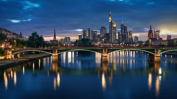 germaniia-vecher-ogni-reka-most-frankfurt-na-maine-skyline