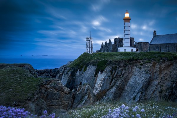 Frantsiia-bretan-peizazh-more-skaly-pointe-saint-mathieu-mai