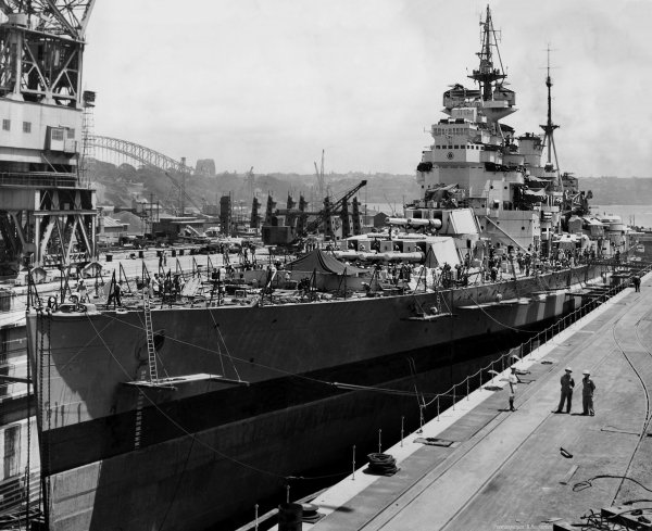 IMG viter59 HMS King George V Sidney 1945