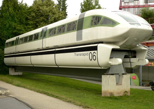 Transrapid Deutsches Museum Bonn schräg vor