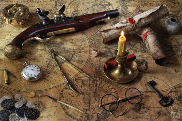 pistol-karty-svecha-ochki-chasy