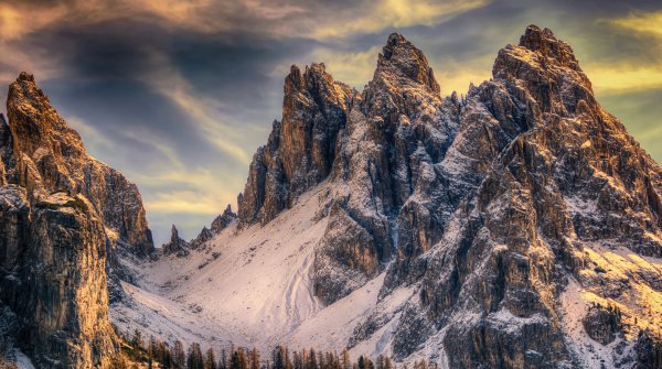 Italiia-gory-dolomites-skala-alpy