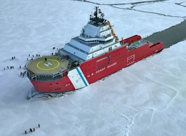 IMG viter59 WAGB-21 USCGC Storis