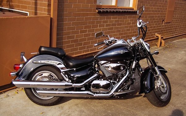 Suzuki Boulevard C90 side
