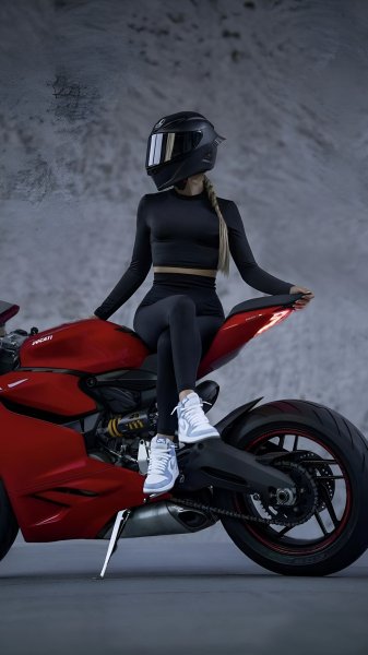Moto-girl-and-red-ducati-baik-080325