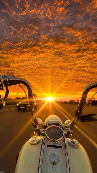 Beautiful-sunset-and-motobyke-280725