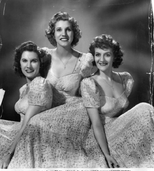 The Andrews Sisters - Here Comes The Navy (Beer Barrel Polka)