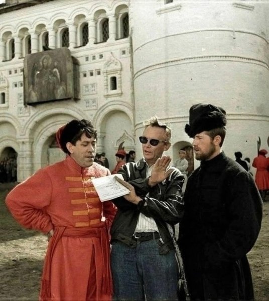 Из кинофильма  Иван Васильевич меняет профессию. - Вдруг как в сказке скрипнула дверь..