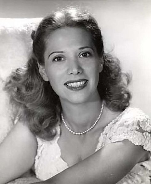 Dinah Shore - Medley: Where Or When / Easy To Love / Get Out Of Town / They Can't Take That Away From Me