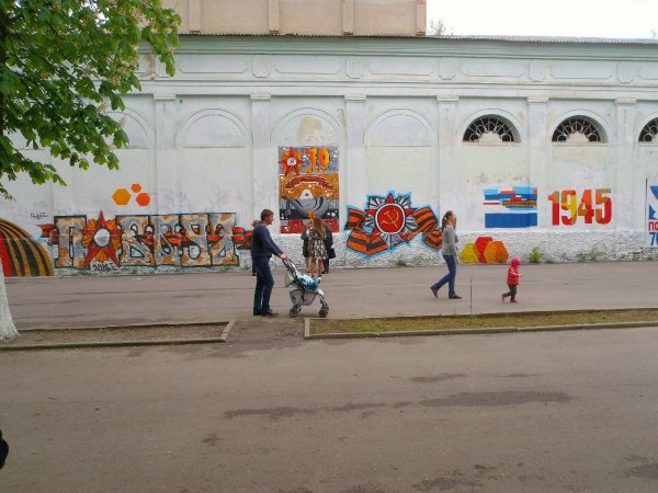 На стене летнего театра