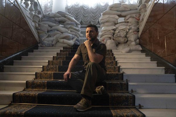 Война войной, а пиар и фотосессия по расписанию