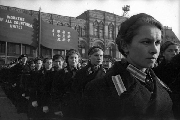 год, перед парадом Рабочие всех стран объединяйтесь