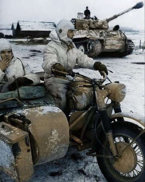 BMW R75, а на заднем фоне танк "Tiger"