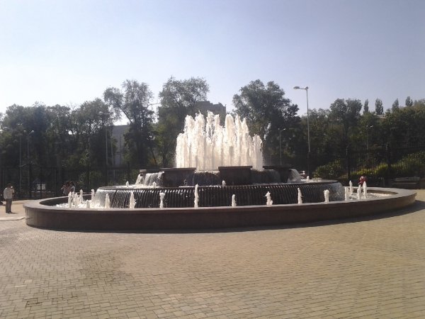 Фонтан у входа в парк