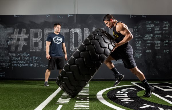 crossfit-strength-pose-giant
