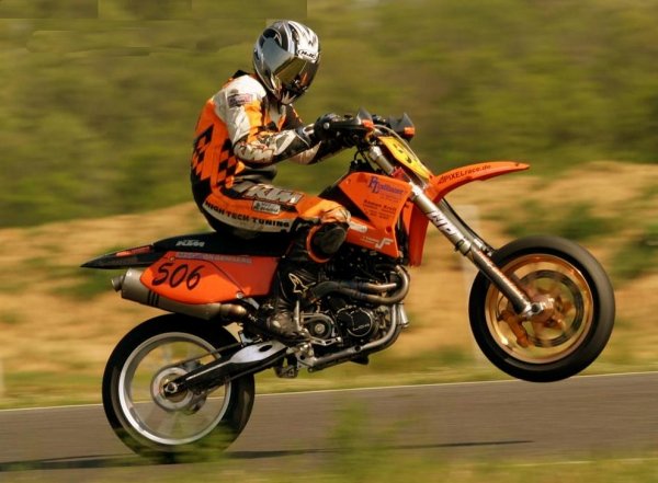 Наездник на мотоцикле KTM
