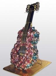 buket-iz-konfet-gitara-rozovogolubaya