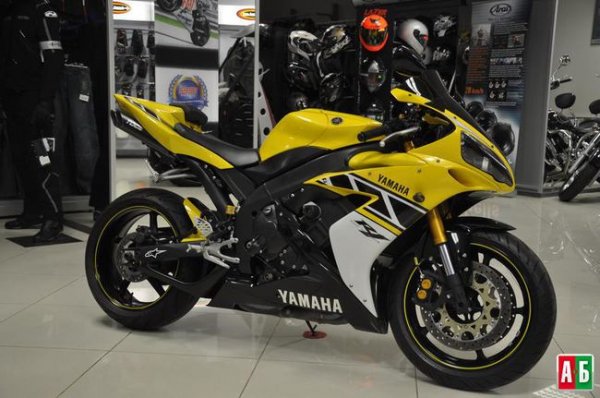 Yamaha R1 12