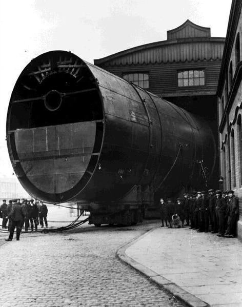 Одна из трех огромных дымовых труб Титаника, 1900-е