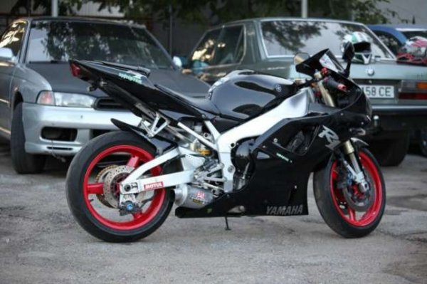 Yamaha R1 16