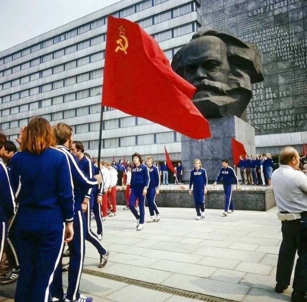 Сборная СССР по легкойАтлетике перед памятником Карлу Марксу