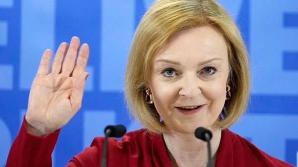 Лиз Трасс заявила, что подает в отставку с постов лидера