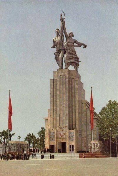 Знаменитая скульптура Рабочий и Колхозница