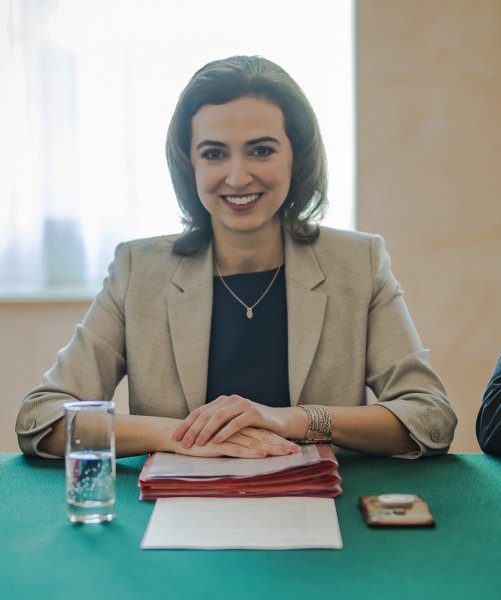 Alma Zadić Ministerrat am 8.1.2020 (49351570467) (cropped)