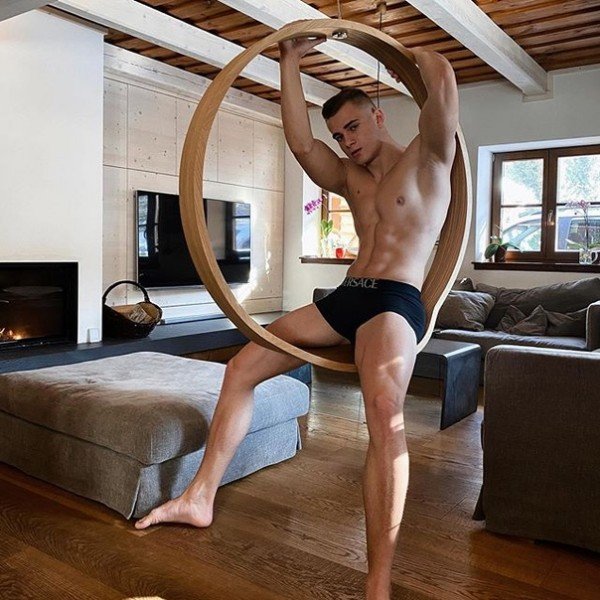 UuFQKGxviT4