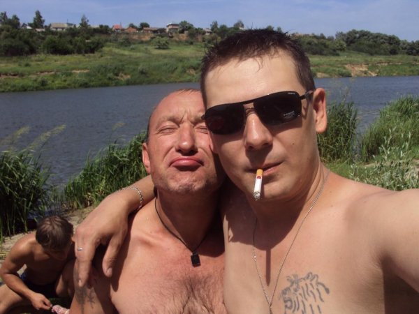 я и свояк корчится