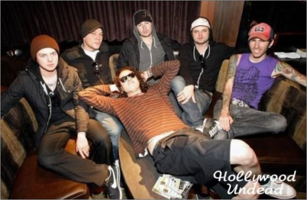 hollywood undead american tragedy deluxe