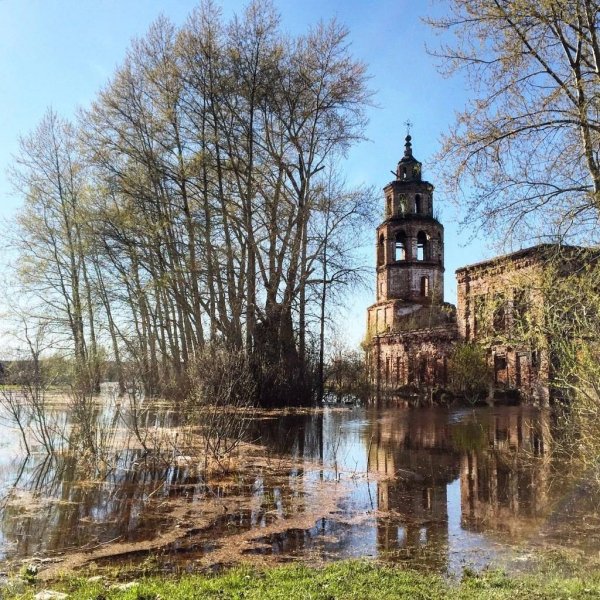 Затонувшая, заброшенная церковь, Пермский край