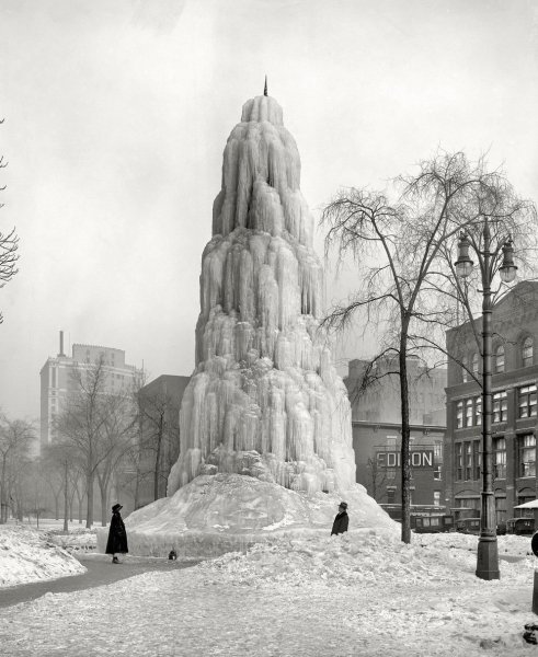 Замерзший фонтан. Детройт, 1917 год.