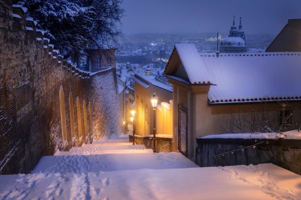 denis-poltoradnev-praga-gorod-doma-ulitsa-zima-sneg-vecher-o