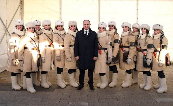 Путин и красавицы