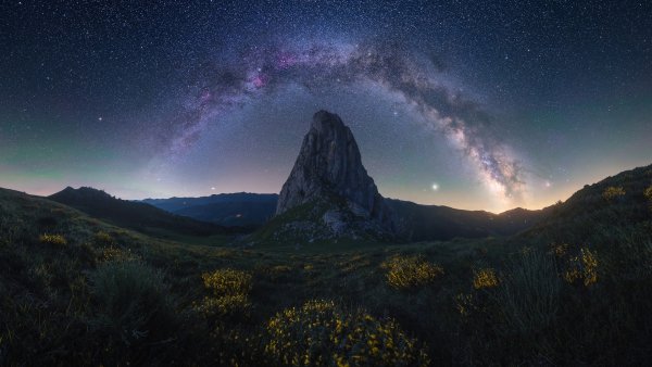 Mountain-night-sky-stars-scenery-4k-wallpaper