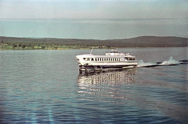 Теплоход на подводных крыльях ракета