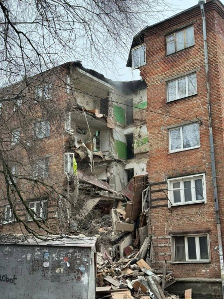 Рухнувшие первый подъезд на улице Нариманова