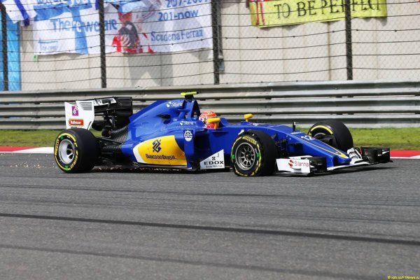 Felipe Nasr (BRA) Sauber C35 with a puncture.1