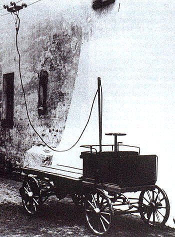 Первый российский троллейбус 13 апреля 1902 года в