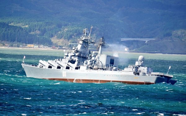 РКР "Варяг" на якоре на штормовом рейде Хакодате
