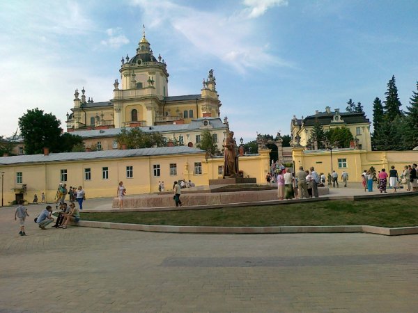 Пл. Святого Юра и памятник Шептицкому